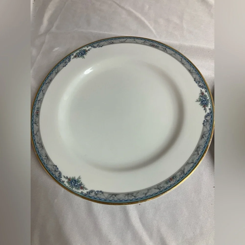 Elegant White Dinner Plates with Blue and Gold Accents